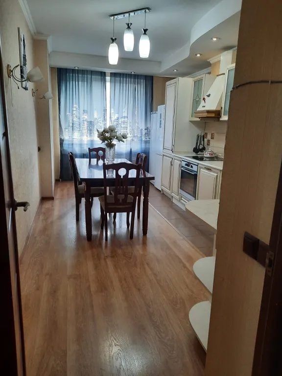 Трёхкомнатная, три кровати, диван, самый центр левого берега