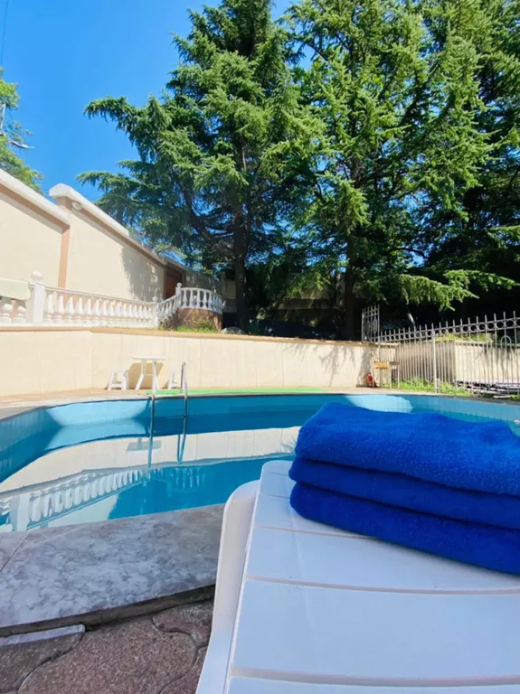 Солнечная студия со своим двориком и летним бассейном