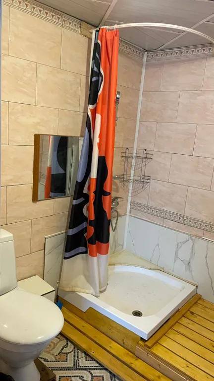 Коттедж на берегу пруда с бассейном