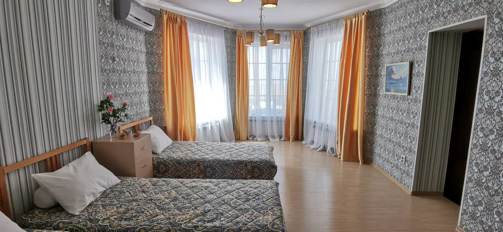 Квартира Уютная комната в частном доме у моря, удобства на этаже — аренда посуточно в Витязево