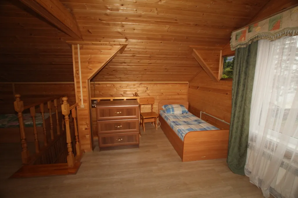 Шикарный дом находится на берегу озера, окруженный хвойным лесом