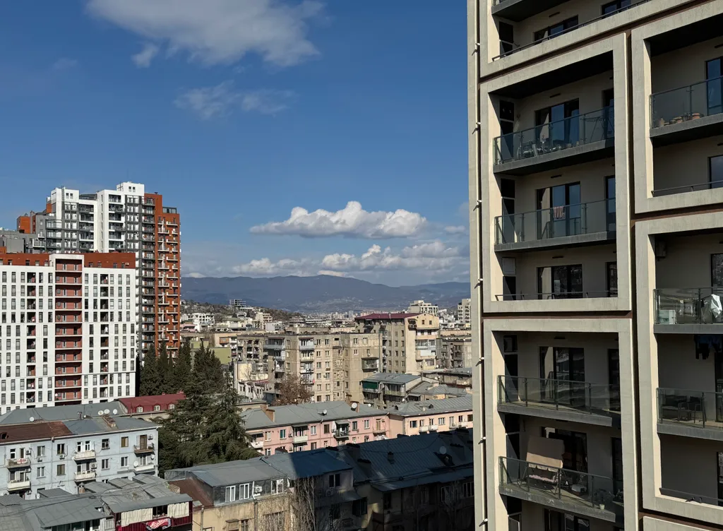 Уютные апартаменты с видом на колесо обозрения и город