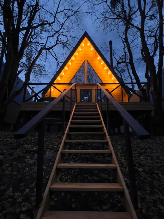 Дом с видом на лес рядом с горной рекой