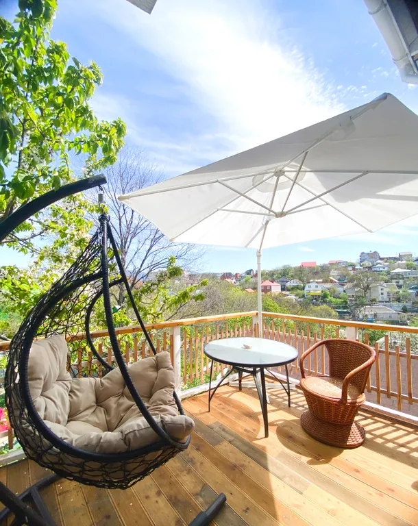 Дом с подогреваем бассейном, зоной отдыха в самом центре Новороссийска