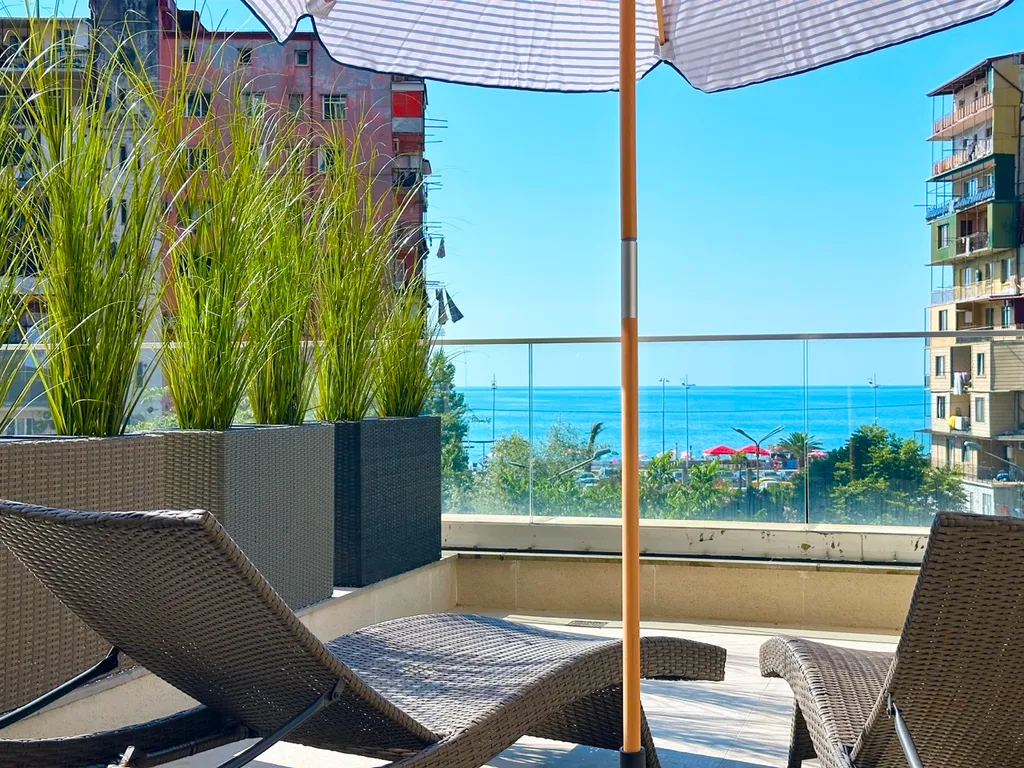 Апартамент с террасой и видом на море