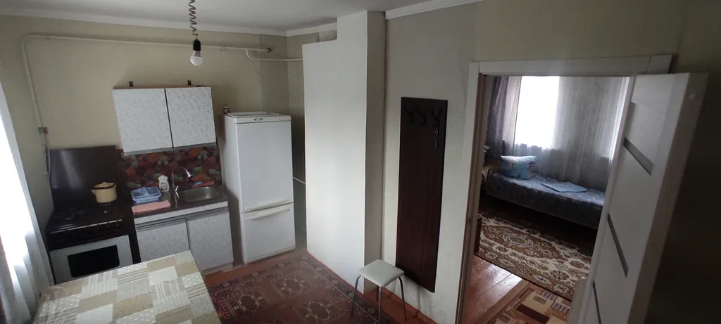 Маленький дом, простенький ремонт, не далеко он озер