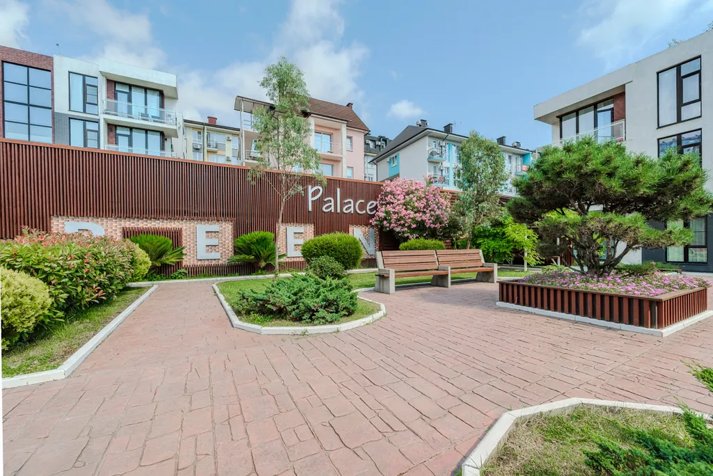 Студия с балконом и подогреваемым бассейном на территории ЖК в центре