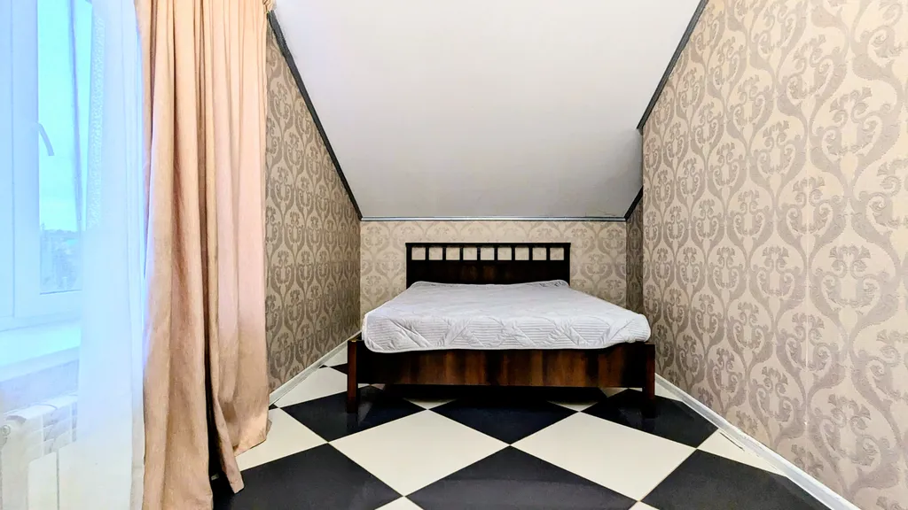 Дом с большой и крытой беседкой и с сауной