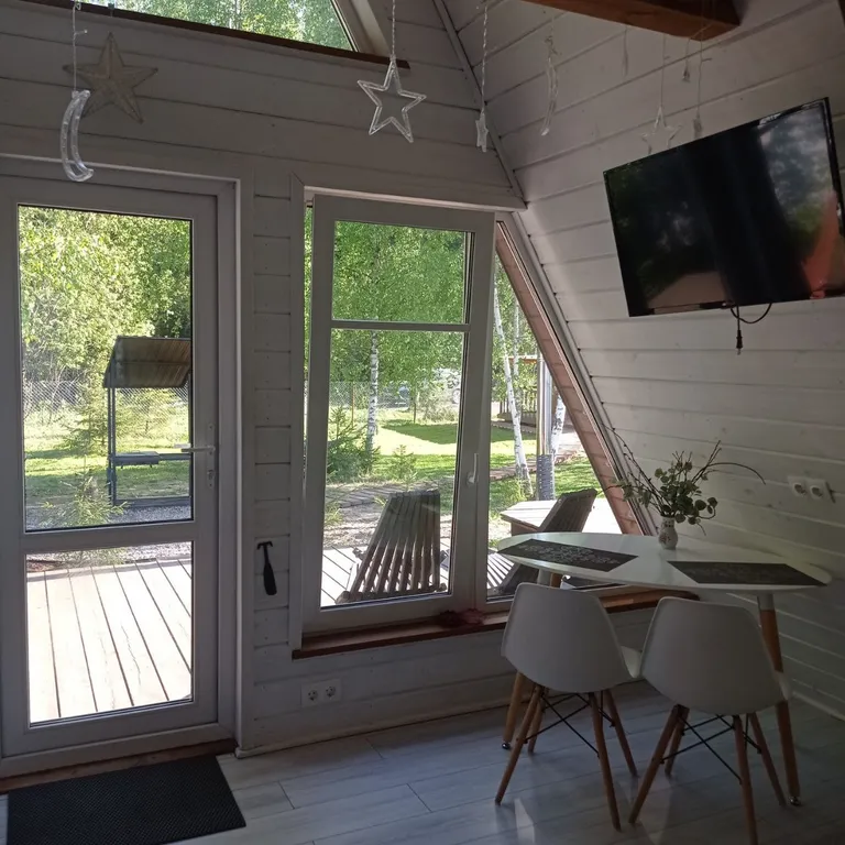 Дом с баней и чаном у леса