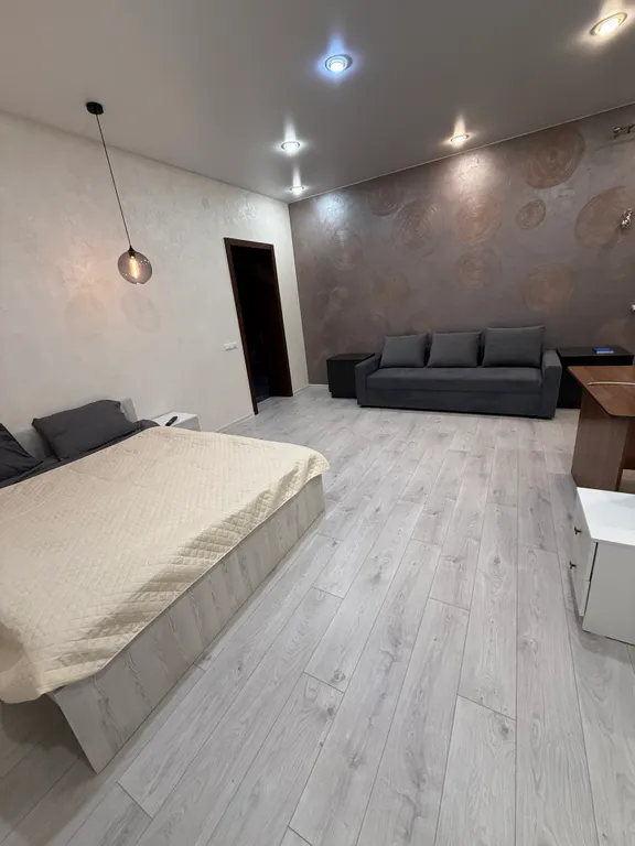 Уютный новый 3 этажный 10-комнатный гостeвoй дом с баней и прудом