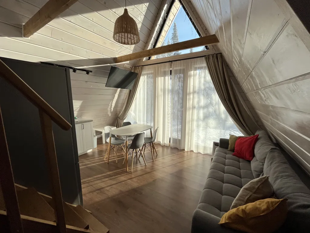 Уютный треугольный домик в лесу