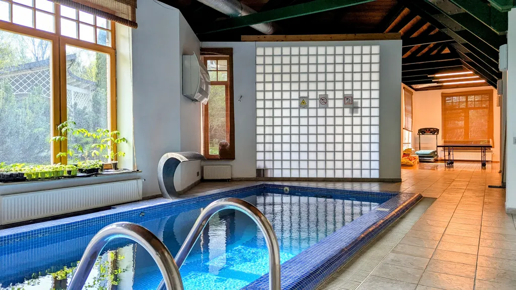 Дом с бассейном в 3 километрах от МКАД