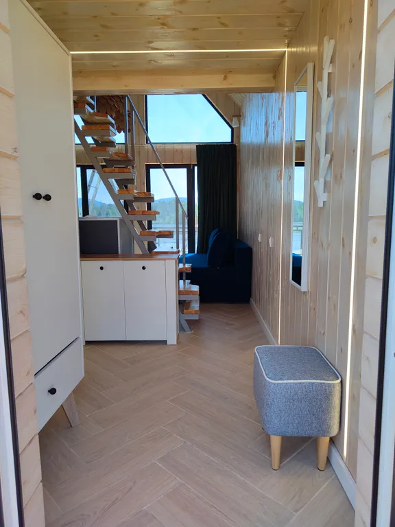 Домик на берегу озера в современном стиле со всеми удобствами