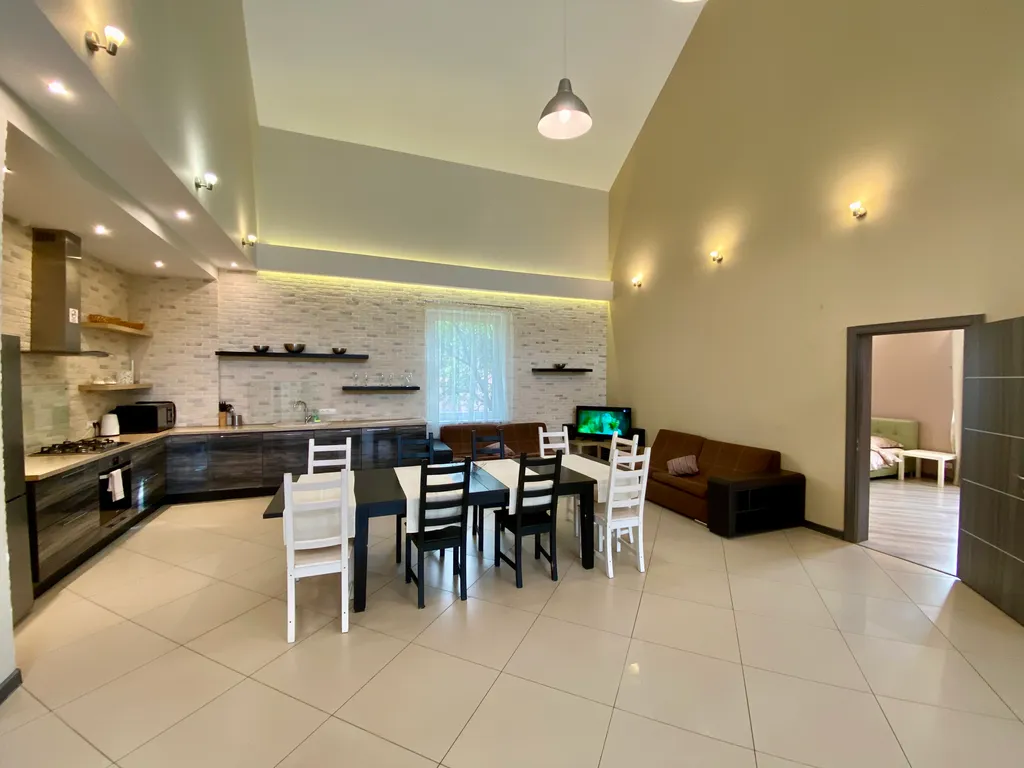 Стильный коттедж с панорамным остеклением у озера