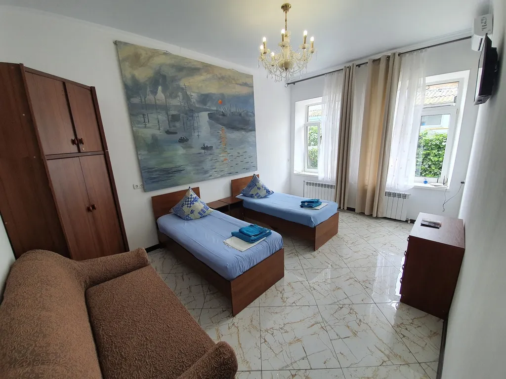 Домик с чудным зелёным двориком