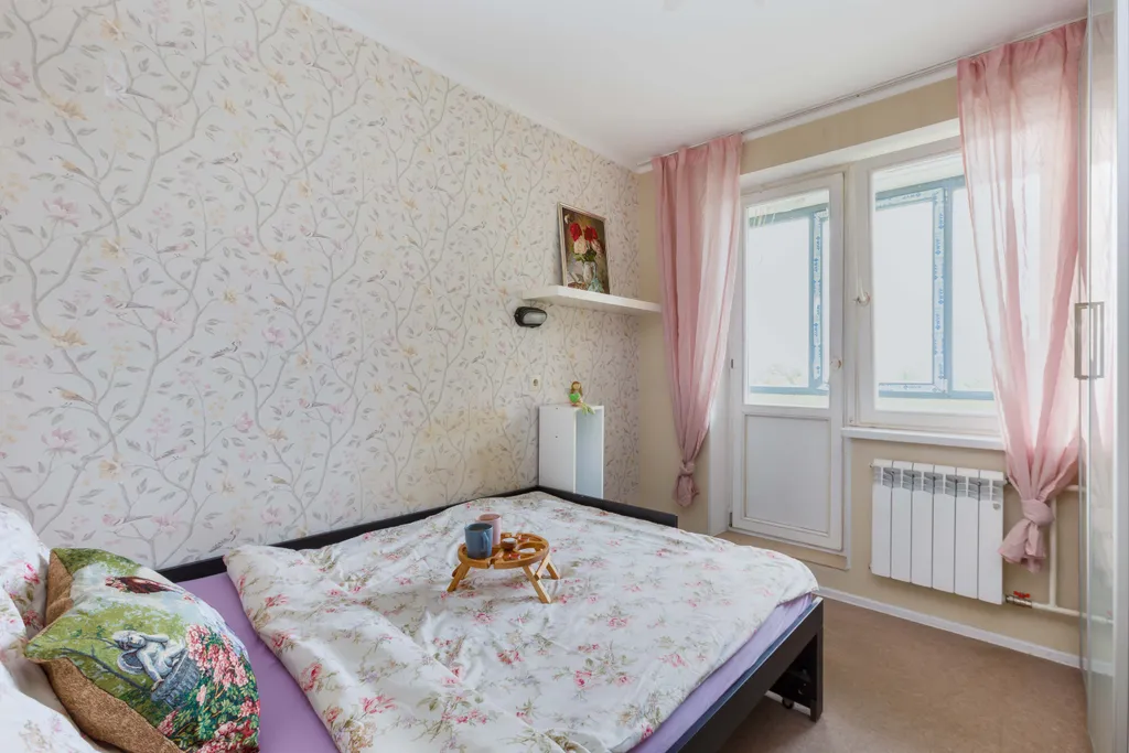 Евротрешка возле Крокус Экспо у моста к метро Мякинино