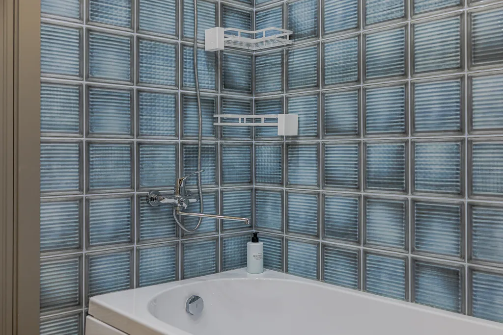 Дом у озера с чаном