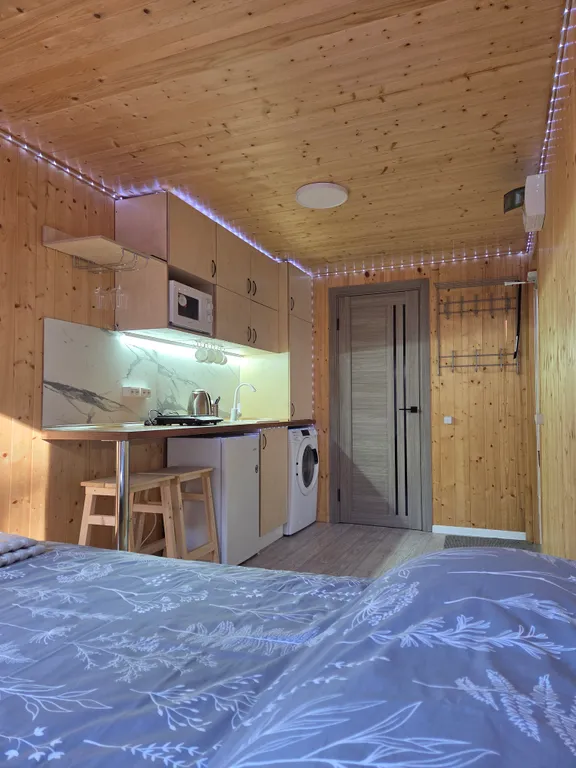 Тёплый домик в лесу с видом на горы