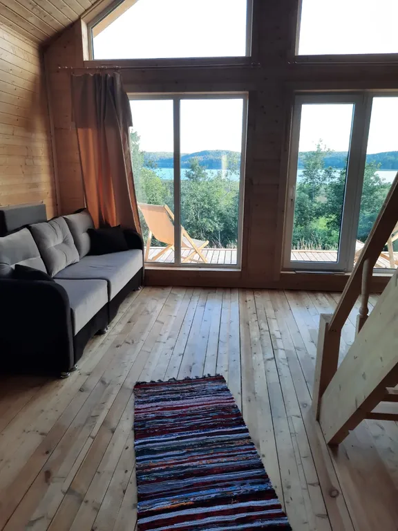 Домик с видом на озеро