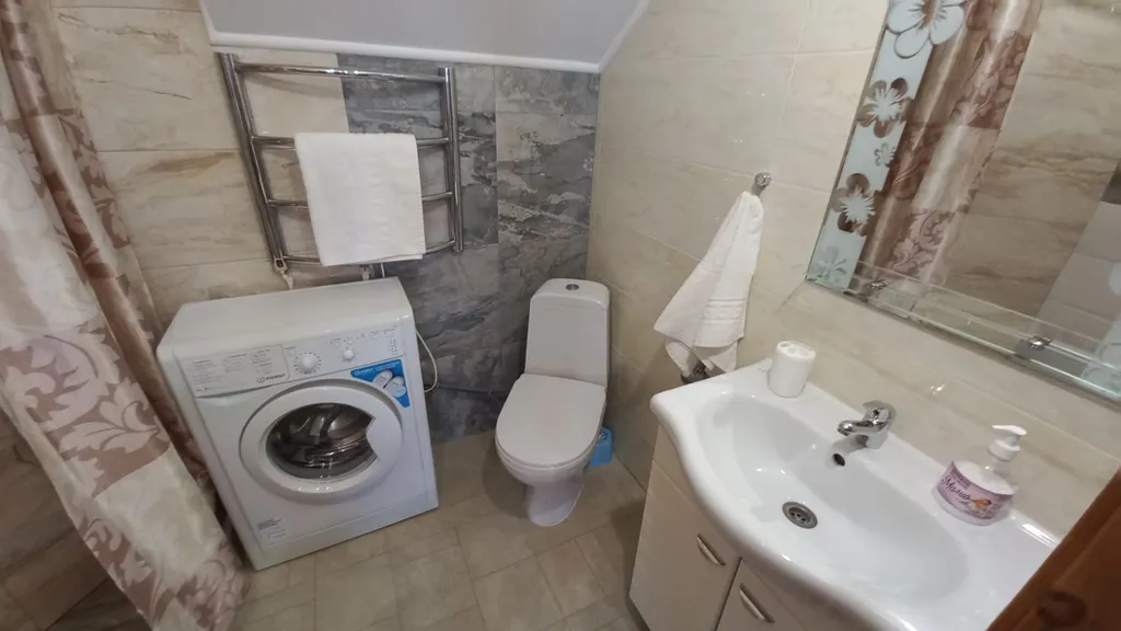 Комната студия в частном доме со своим двором