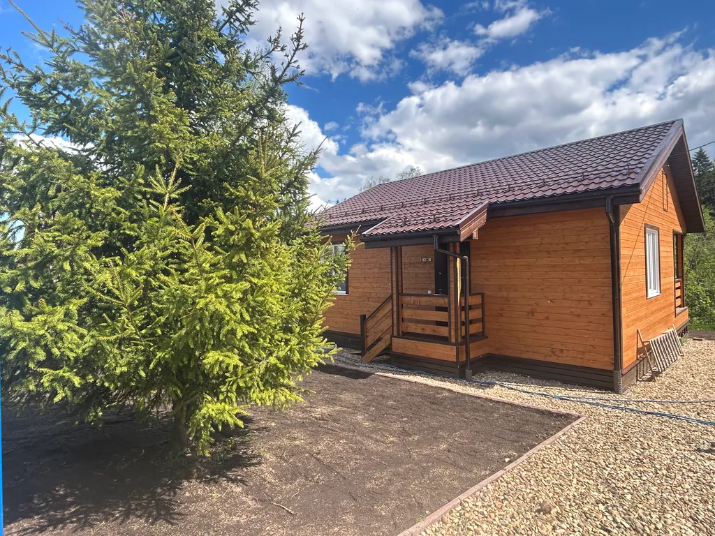 Новый загородный дом у реки с баней и бассейном