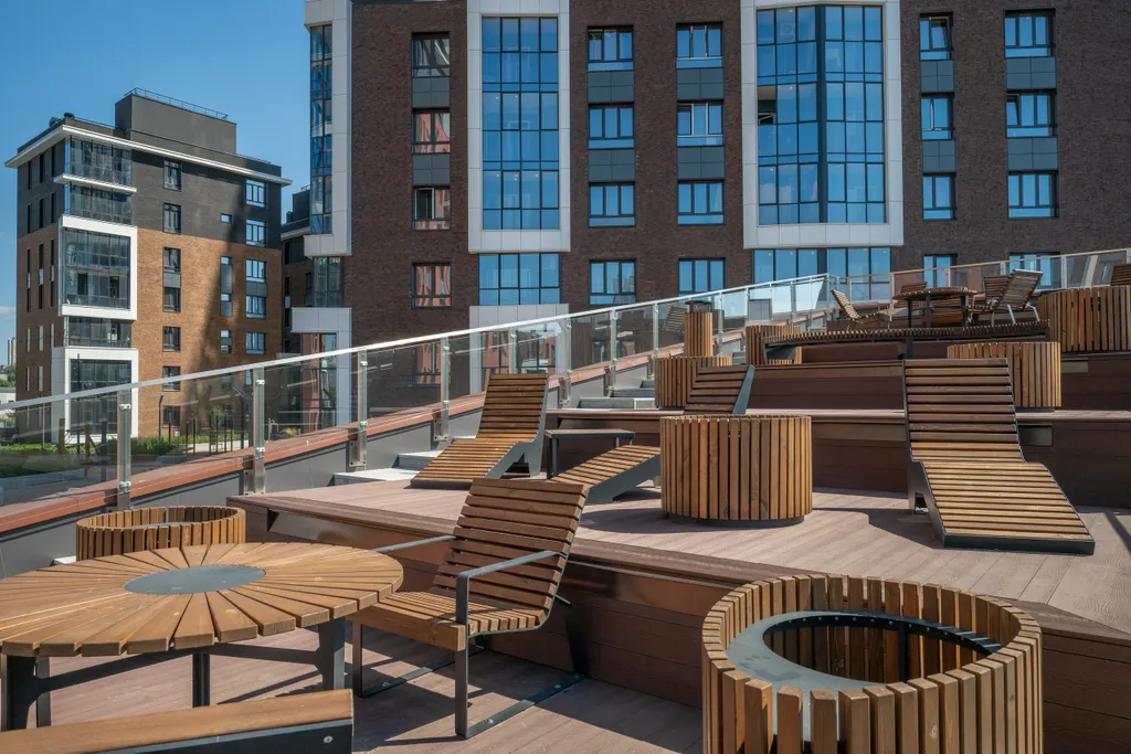 Светлая квартира с креслом на балконе