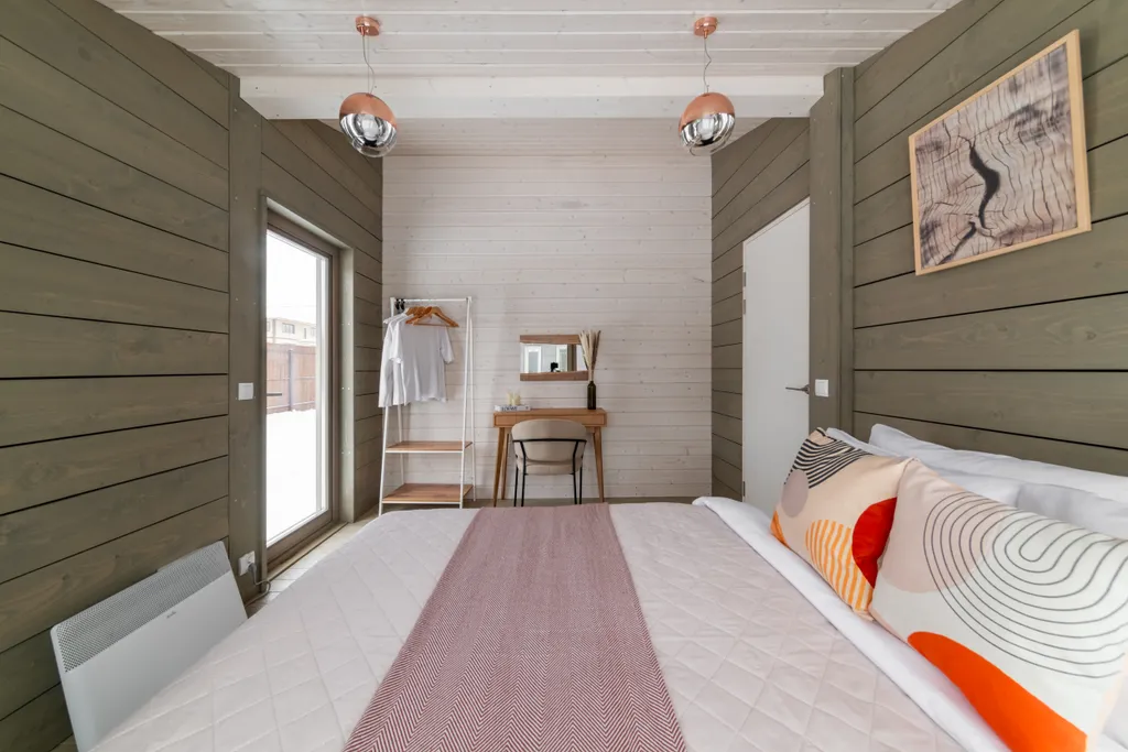 Уютный дом с панорамными окнами и видом на природу