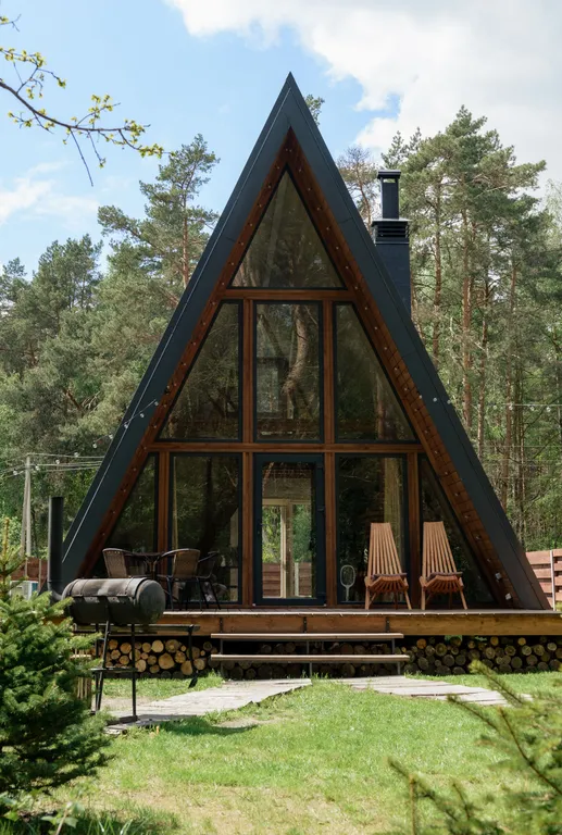 Треугольный Дом в лесу