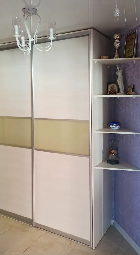 Большой шкаф в прихожей