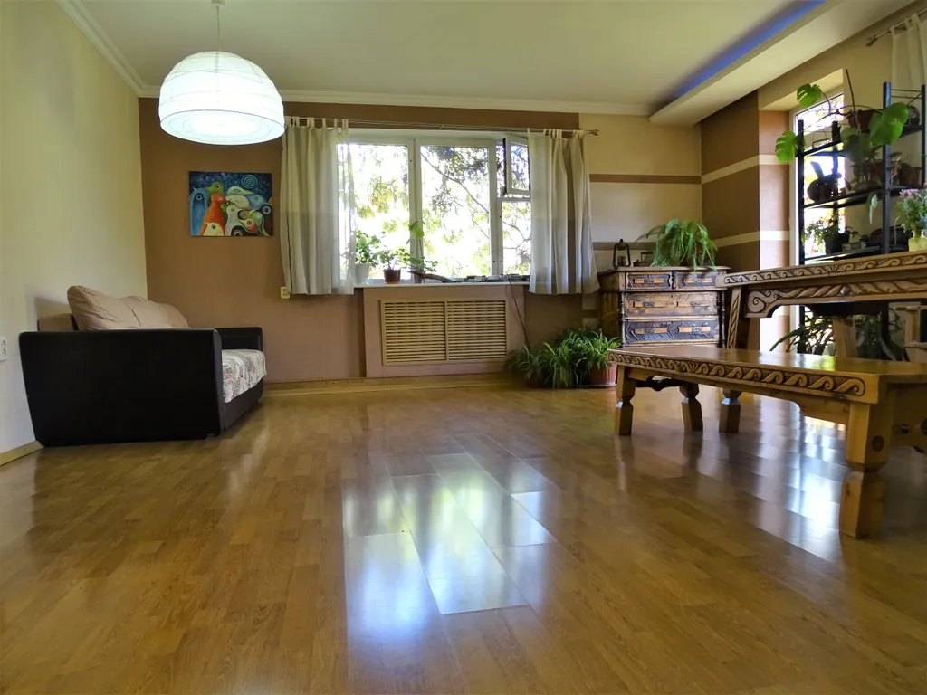 Дом под гнездом