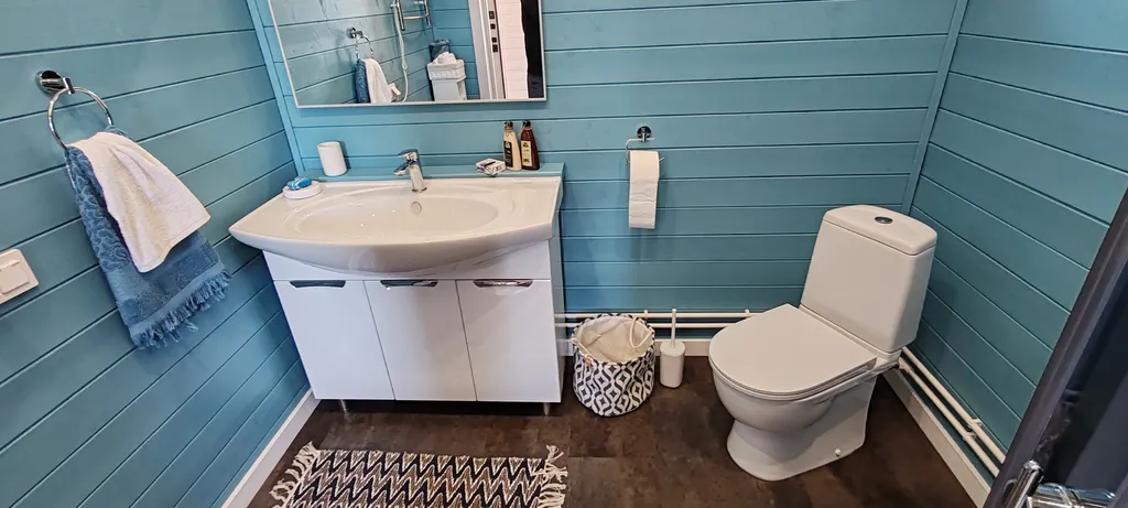 Дом рядом с озером