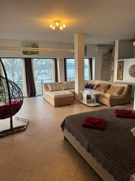 Большая студия с видом на море с панорамными окнами