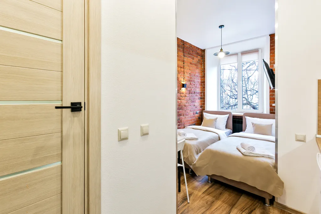 Современная студия с видом на городские огни