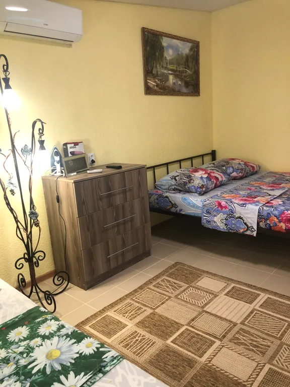 Двухкомнатная квартира со своей собственной ванной комнатой и кухней