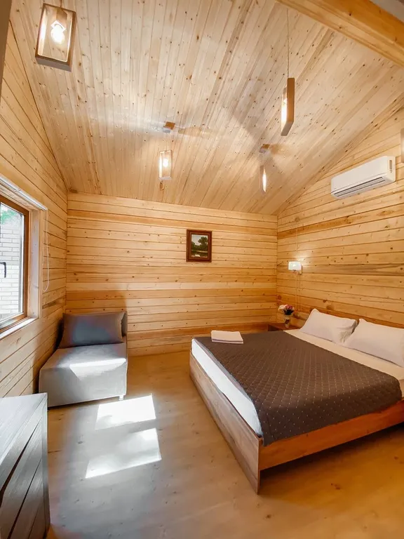 2 деревянных домика из сруба с беседкой-барбекю во одном дворе