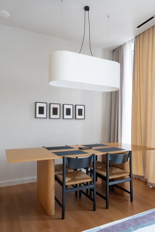 Угловой стильный апартамент с 2 спальнями