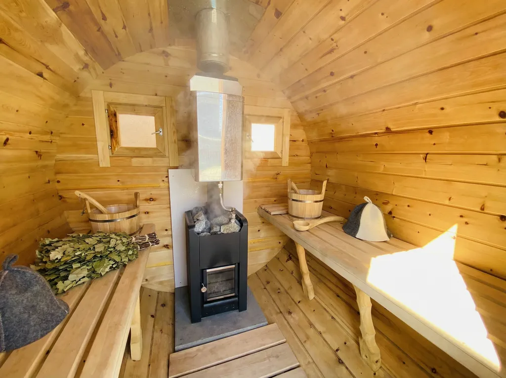 Трехэтажный коттедж с баней и бассейном