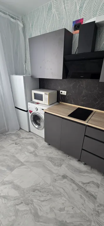 Новый дом, одна кухня изолированана от комнаты не студия всё отдельно,