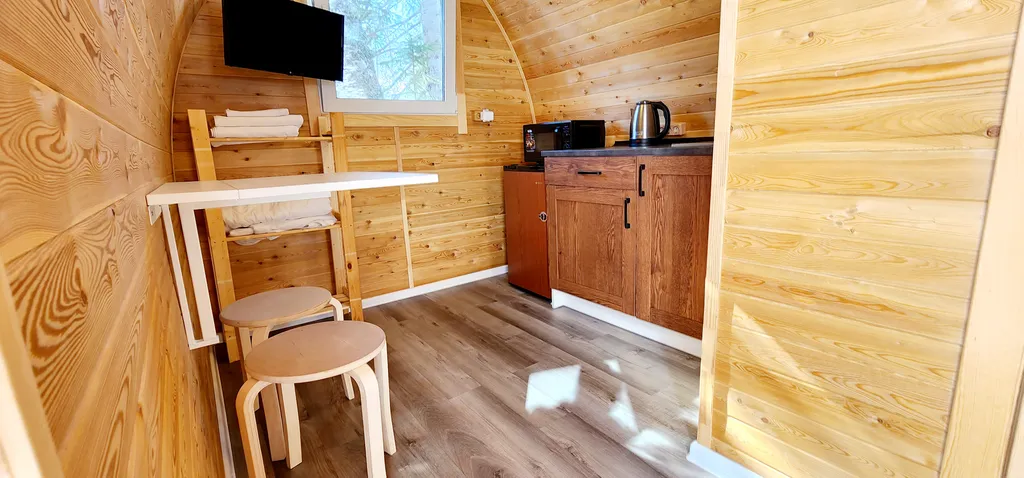 Уютный кемпинг с видом на лес