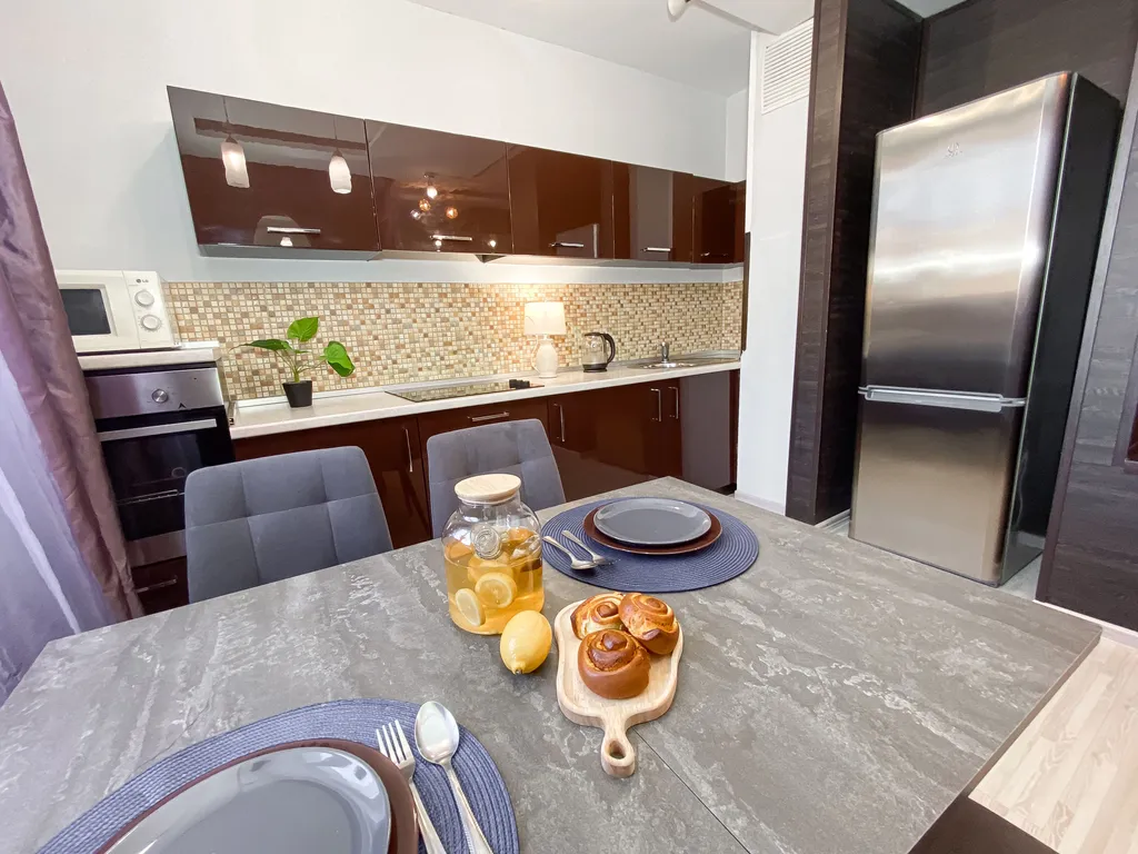 Семейная квартира с камином у ТЦ Аквамолл