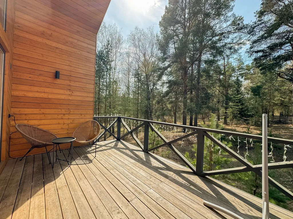 Уютный дом с огромными окнами и невероятным видом на лес