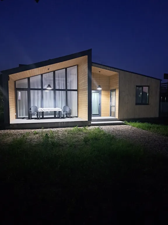 Коттедж Красивый дом у речки — Купанское