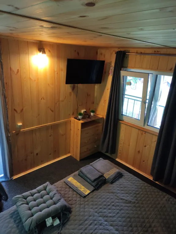 Домик в стиле бунгало на склоне берёзовой рощи