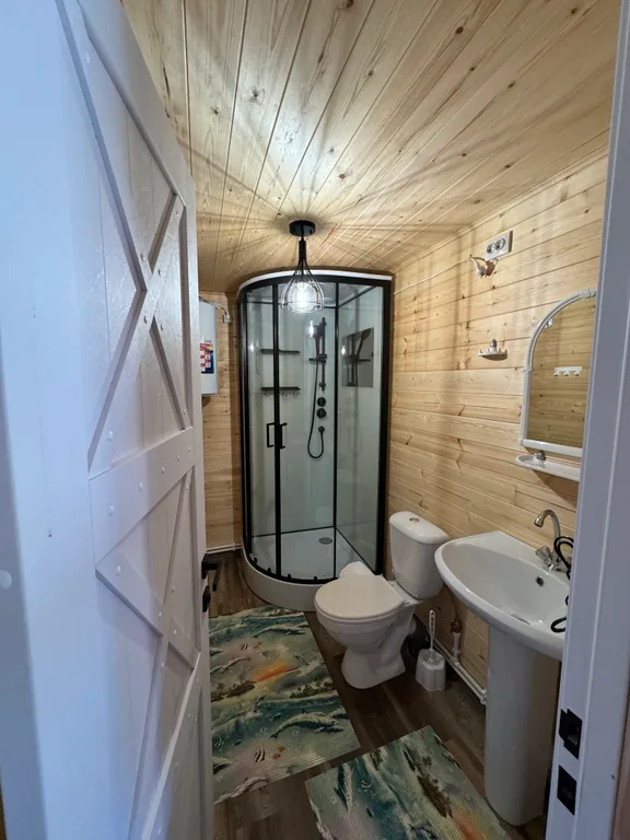 Коттедж в лесу рядом с рекой