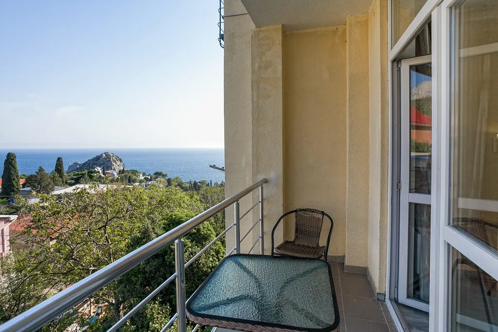 Видовая уютная студия с двумя балконами под горой Кошка