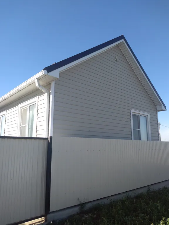 Коттедж с собственной территорией, большой беседкой и мангальной зоной