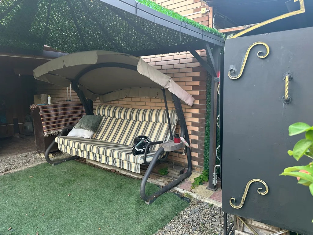 Уютный домик рядом с садом, хвойными деревьями, рядом с тц