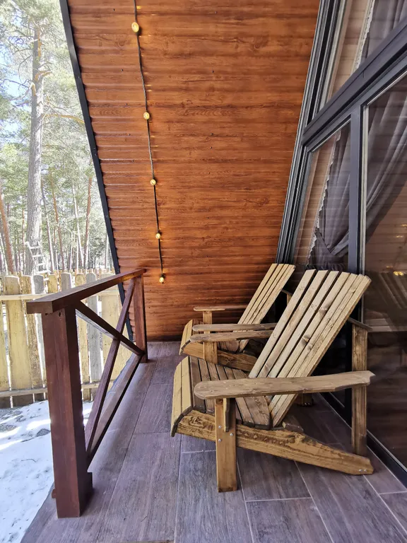 Треугольный дом с огороженной территорией