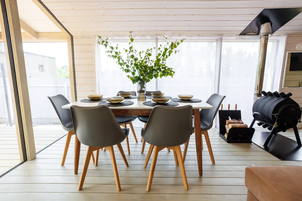 Загородный дом у леса и конюшни