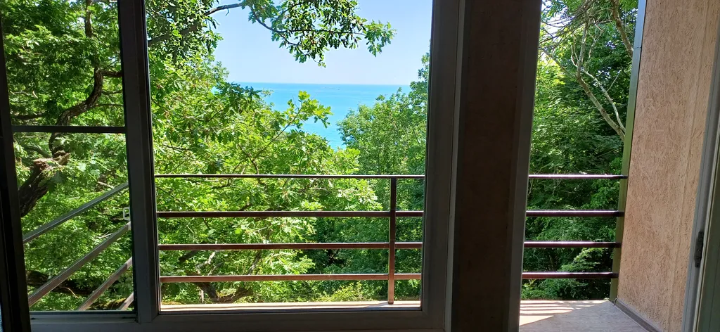 Уютная комната в доме Остановка Море с видом на море и лес